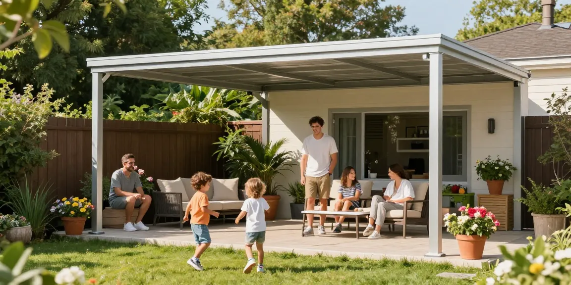 Moderne Terrassenüberdachungen in einem wohnlichen Garten mit einer Familie im Freien.