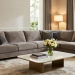 Baxter Sofa Preis, präsentiert in einem eleganten Wohnzimmer, das luxuriöses italienisches Design mit ambientem Licht zeigt.